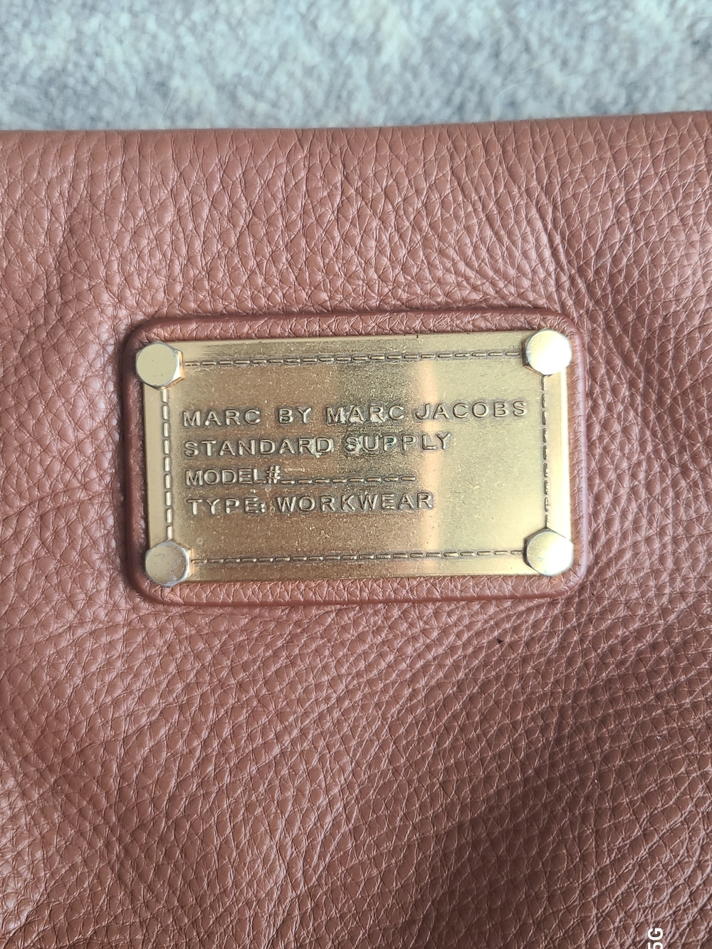 Marc by Marc Jacobs Pebbled Tan Leather Shoulder Bag with Gold Plaque - Picture 4 of 6